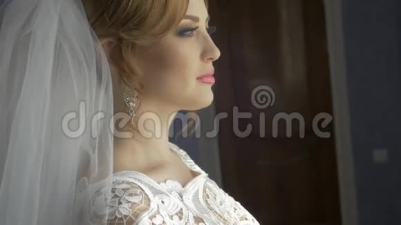 美丽的新娘肖像婚纱化妆发型华丽的年轻女子穿着白色连衣裙在家系列系列视频的预览图