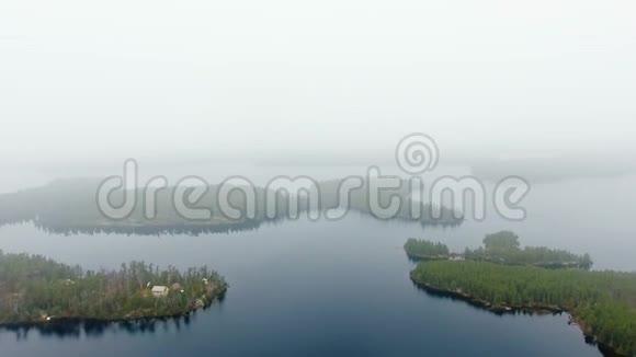 空中拍摄的小岛屿森林茂密平静的湖泊和一个小定居点加拿大安大略省威拉德湖视频的预览图