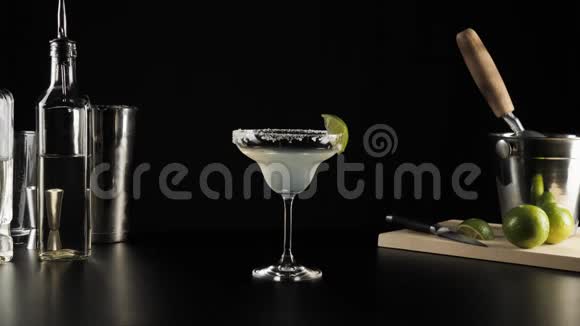 经典玛格丽塔鸡尾酒带有玛格丽塔酒的玻璃背景上桌子中央的玻璃边缘有一片石灰视频的预览图