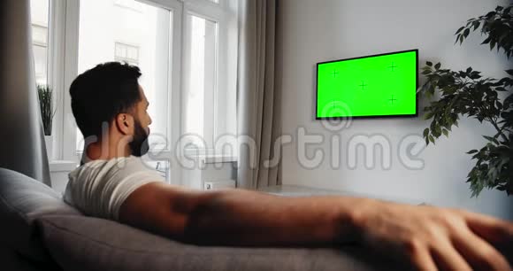 男性在电视上变色视频的预览图