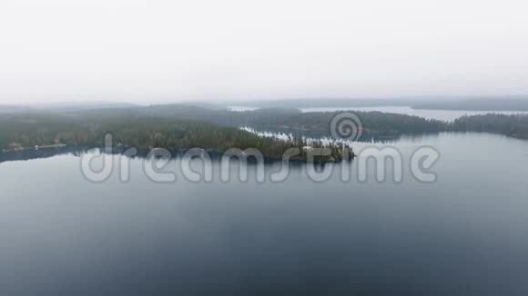 在雾蒙蒙的一天无人机慢慢地接近湖岸上的一所房子加拿大安大略省威拉德湖视频的预览图