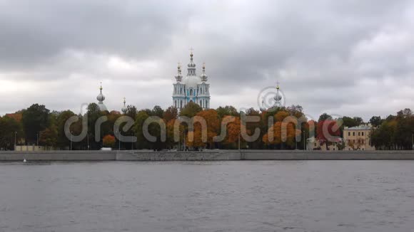 在黑暗的十月天观看斯莫尼大教堂圣彼得堡视频的预览图