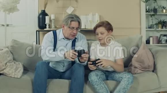 一个男孩和他爷爷正在观察游戏机视频的预览图