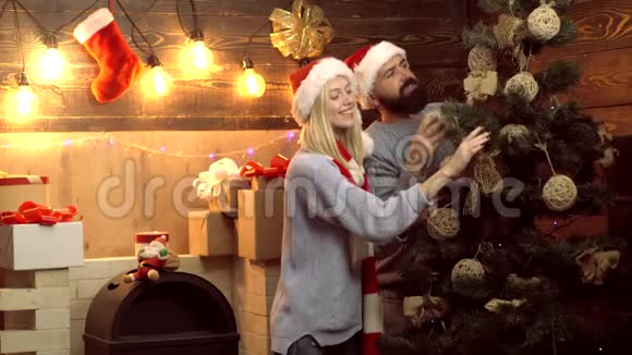 幸福的夫妇装饰圣诞树主题圣诞假期冬新年圣诞情侣相爱视频的预览图