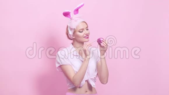 复活节女人兔子画蛋性感的金发女孩有兔子耳朵兔女郎有趣的复活节兔子快乐视频的预览图