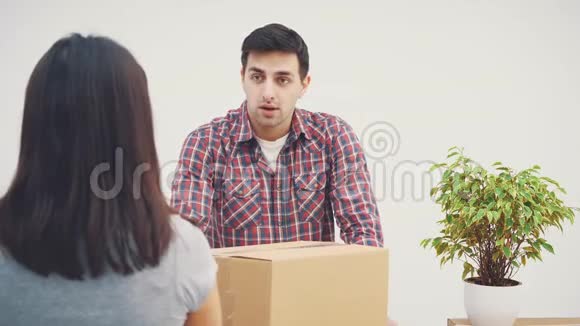 夫妻俩要搬进新公寓了他们吵架因为不知道在哪里找到大箱子的地方视频的预览图