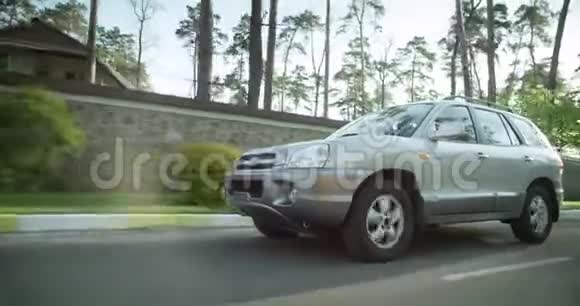 灰色汽车行驶在路边视频的预览图