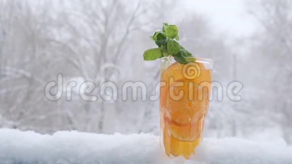 雪堆里放着一杯柠檬水背景是降雪视频的预览图