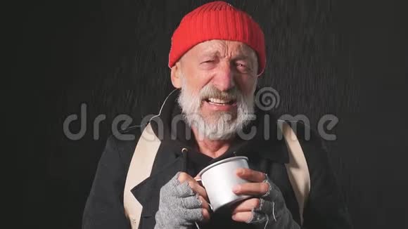 悲壮的老年男流浪汉穿暖衣服拿钱罐的画像视频的预览图