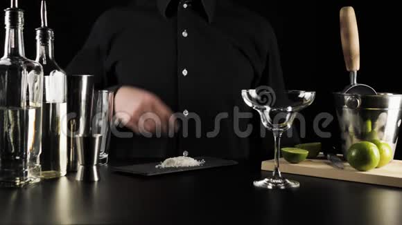 经典玛格丽塔鸡尾酒酒保拿着青柠沿着鸡尾酒杯的边缘运行玛格丽塔酒的概念视频的预览图