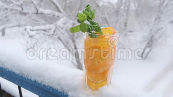 雪堆里放着一杯柠檬水背景是降雪视频的预览图