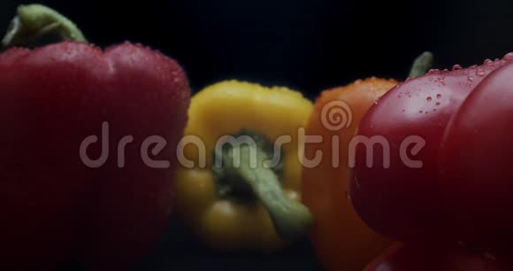 新鲜的甜椒用大探头镜头拍摄视频的预览图
