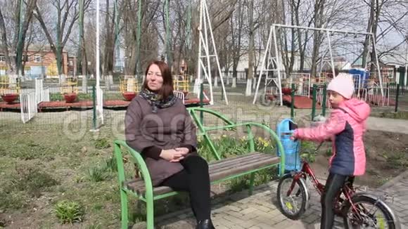 公园里有两个孩子的女人视频的预览图