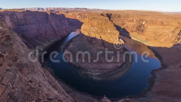 在阳光明媚的早晨马蹄弯曲科罗拉多河米德兰特美国亚利桑那州视频的预览图