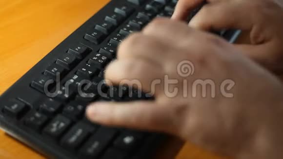 键盘上的特写打字视频的预览图