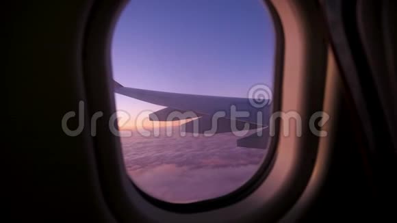 空中飞机飞行高度的翅膀与猩红日落天空视频的预览图