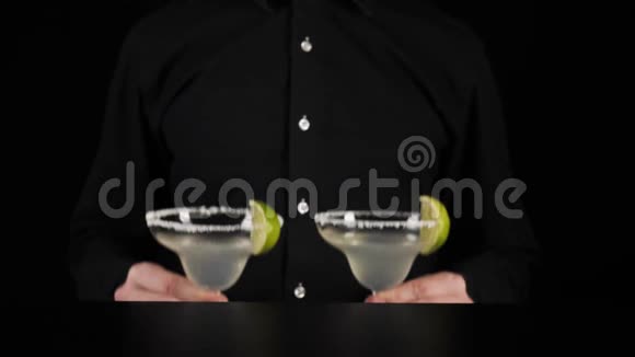 经典玛格丽塔鸡尾酒酒保拿出两杯玛格丽塔鸡尾酒摆在桌上给顾客视频的预览图