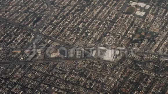 从飞机飞越住宅区和洛杉矶高速公路上观看视频的预览图