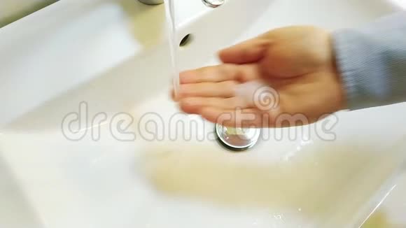 洗手穿着衬衫的人会表现出彻底洗手和消灭病毒细菌的完整程序视频的预览图