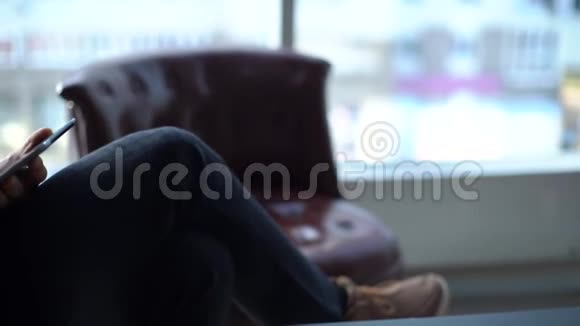 一个年轻商人用平板电脑坐在办公室的椅子上做特写视频的预览图