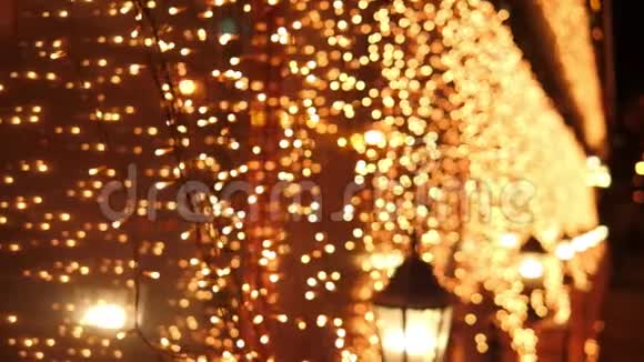 圣诞节晚上街上路灯上闪烁着模糊的金色灯光视频的预览图