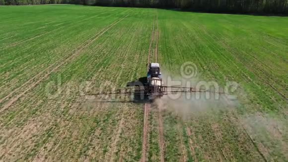 拖拉机在农村地区喷洒化肥除草剂和农药视频的预览图