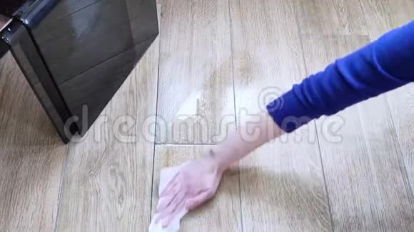 白色女性手巾用纸巾把水洒在地板上日光瓷砖用仿木家庭主妇打扫房子视频的预览图