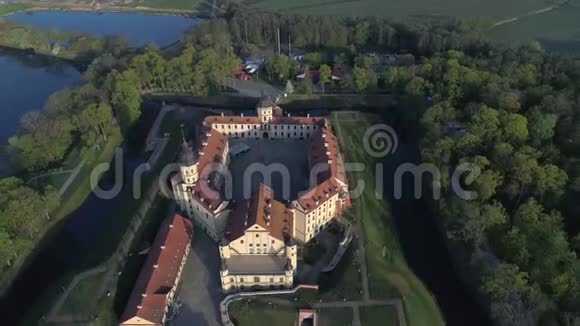 在尼斯维兹城堡上空五月早晨空中录像Nesvizh白俄罗斯视频的预览图