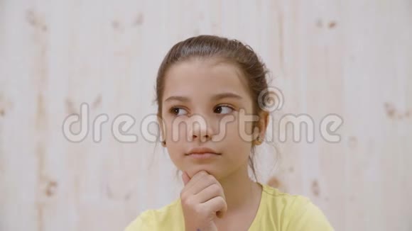 在摄影棚里一个有思想的女孩在灯光背景下向远处张望闭着脸沉思的少女少年青年视频的预览图
