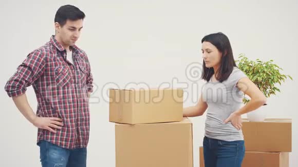 夫妻俩要搬进新公寓了他们吵了一架因为不知道把那些大纸板箱放在哪里视频的预览图