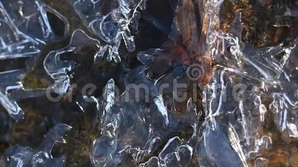 冰和水在一条小河里解冻冬天视频的预览图