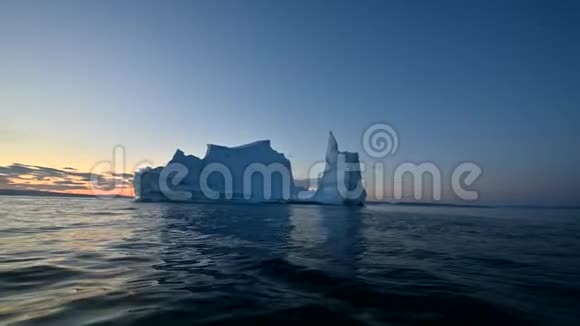 格陵兰岛冰川在海洋上视频的预览图