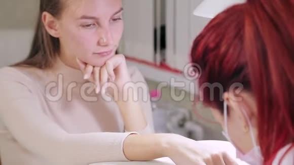 一家美容院的客户在准备指甲油的过程中从手到面转移注意力视频的预览图