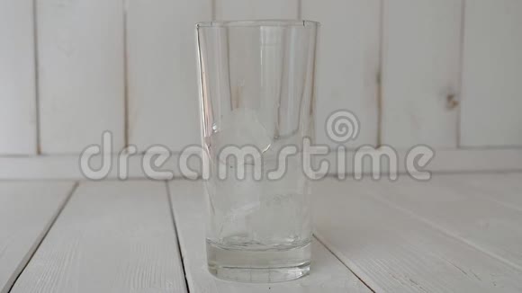 特写干净的水倒在一个玻璃上上面有冰背景很轻视频的预览图