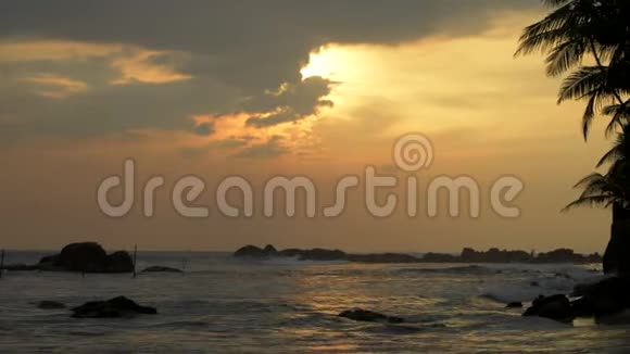 日落时的海滨自然背景视频的预览图