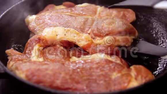 为了在锅里煮一块肉那人在锅里放了一块生的红猪肉一个铸铁煎锅视频的预览图