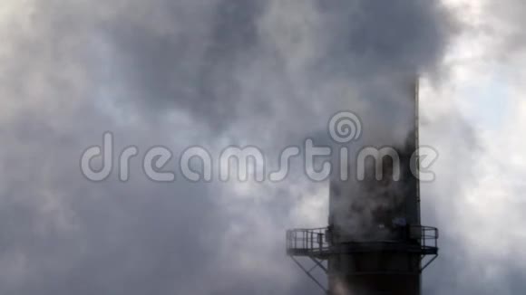 工业工厂烟囱排放的烟雾视频的预览图