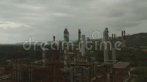 一个废弃的炼油厂的空中射击视频的预览图