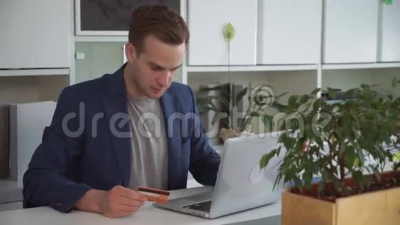 男人在办公室网上购买用信用卡支付视频的预览图