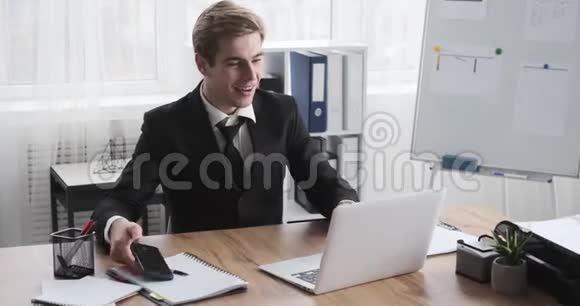 商务人士用办公笔记本电脑进行秘密视频聊天视频的预览图