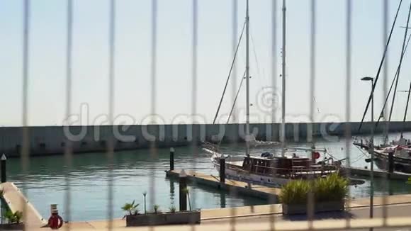 海港的豪华游艇视频的预览图