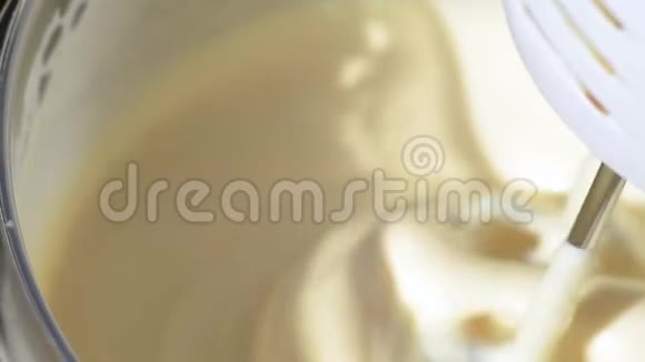 用电动搅拌器打奶油奶油上的泡泡视频的预览图
