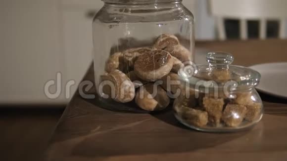 桌上玻璃罐子里的姜饼好吃的姜饼视频的预览图