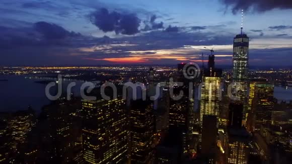 纽约市纽约市中心摩天大楼在明亮的夜晚灯光惊人的现代城市天际线在4k艾利安视频的预览图