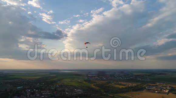 悬挂滑翔机飞越城市上空从空中拍摄侧视城市和天空视频的预览图
