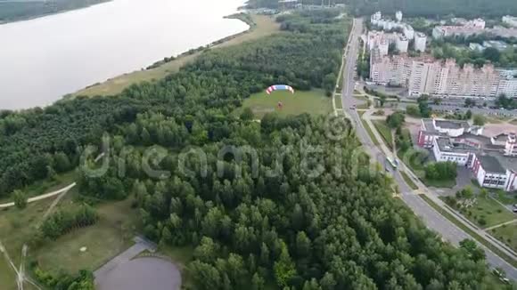 在城市上空悬挂滑翔机飞行从空中射出视频的预览图