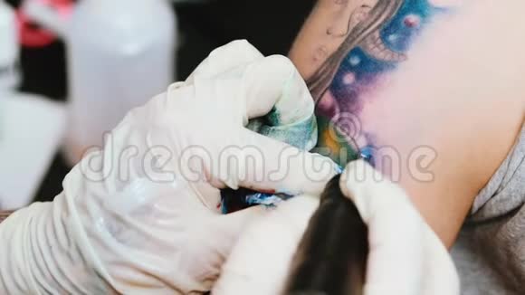 纹身师在工作室制作纹身视频的预览图