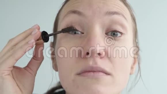 一个女人用黑色睫毛膏涂睫毛视频的预览图