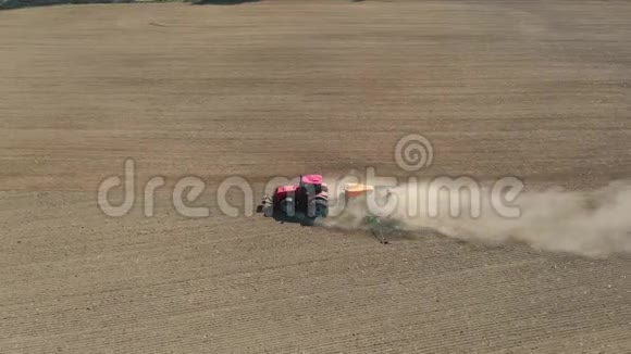 带种子植物有机质颗粒的拖拉机在旱田气田中的应用视频的预览图