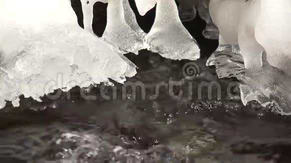 4K河上的霜花冬天的小溪冰冻的雪冰冰的山溪视频的预览图